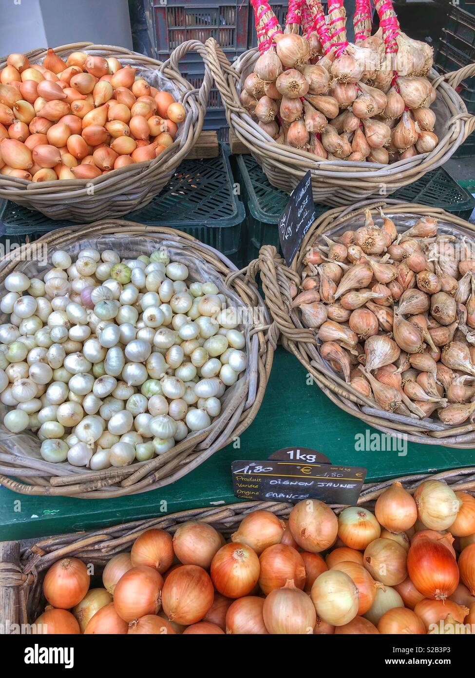 Una varietà di cipolle per la vendita in un mercato all'aperto nel sud della Francia. - Immagine stock catturata con smartphone