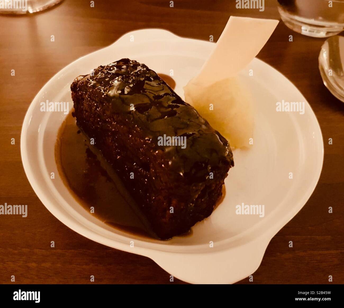Sticky toffee pudding - Immagine stock catturata con smartphone