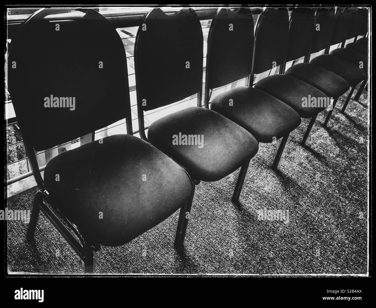 Foto in bianco e nero di fila di sedie da ufficio. - Immagine stock catturata con smartphone