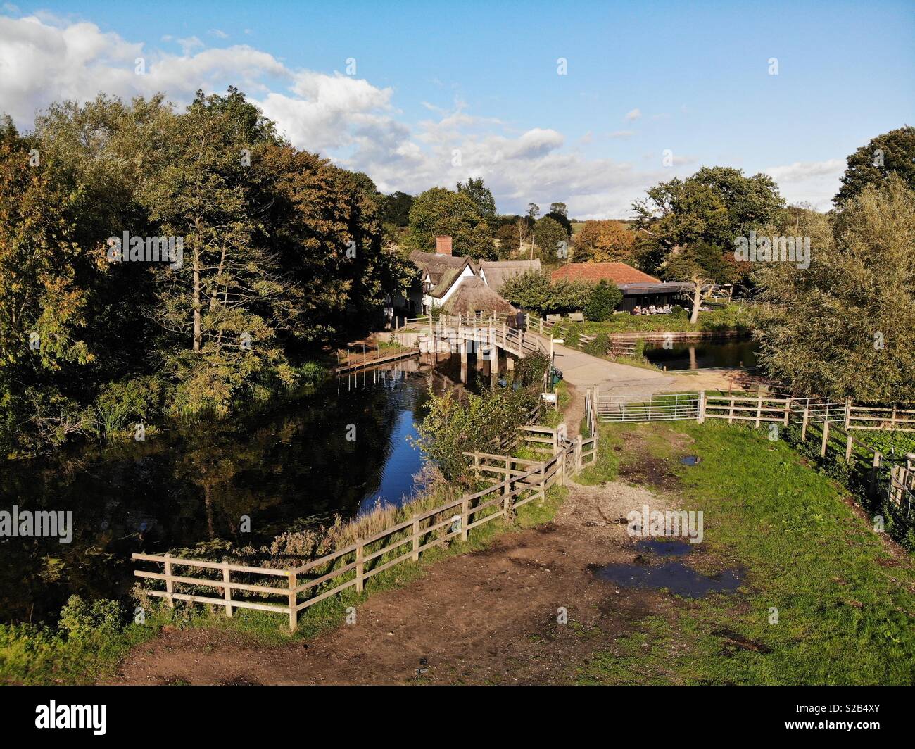 Ponte di Flatford con recinzione in primo piano e il fiume stout - Immagine stock catturata con smartphone