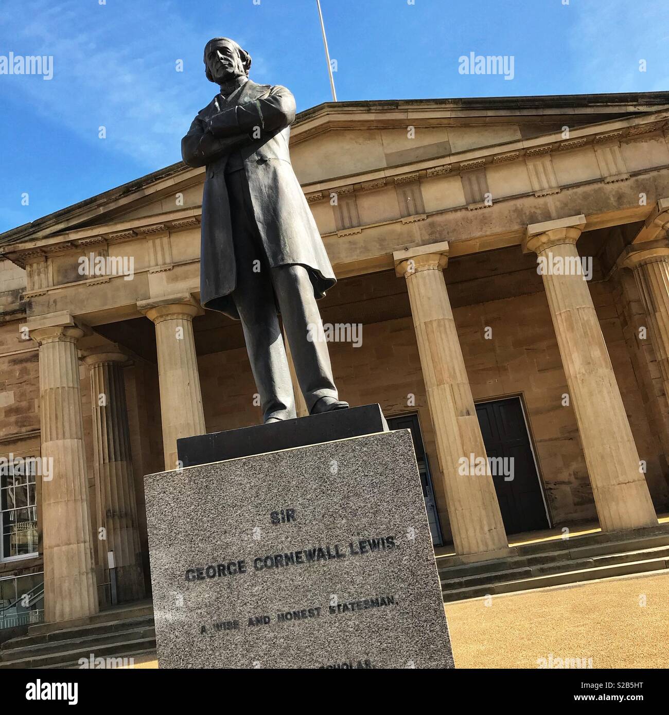 Hereford Herefordshire UK Status di Sir George Cornewall Lewis statista e ex Cancelliere dello scacchiere al di fuori di Hereford Crown Court - Immagine stock catturata con smartphone