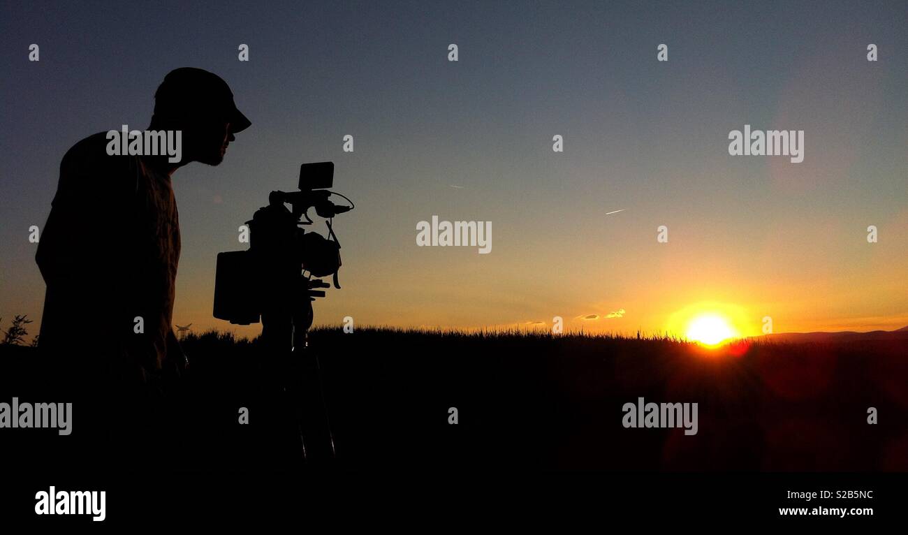 Cameraman controllo immagine durante il bellissimo tramonto in Francia - Immagine stock catturata con smartphone
