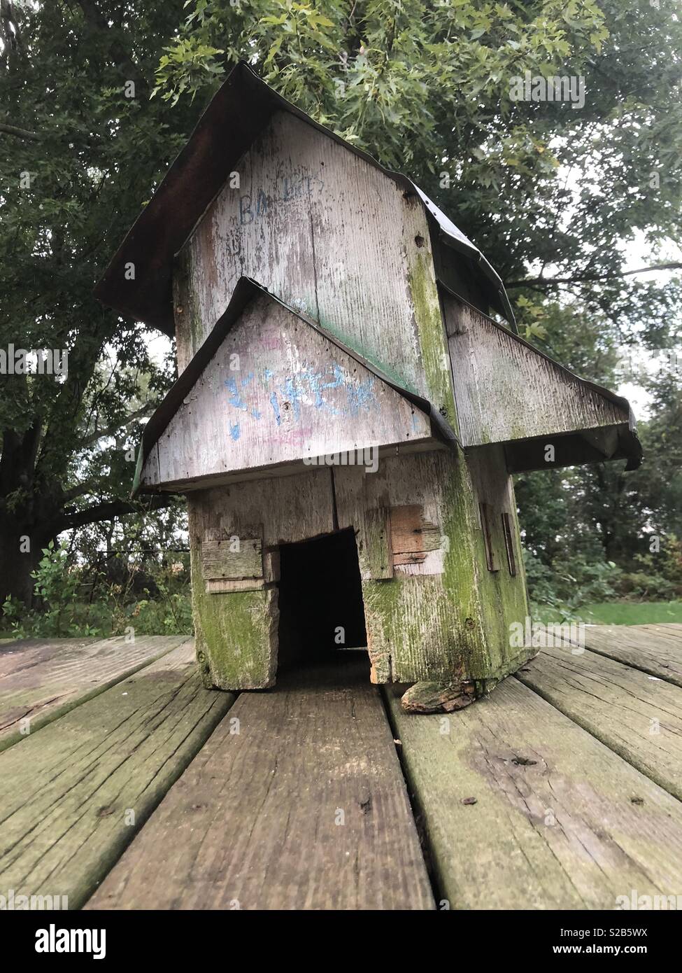 Un rustico, casa fatti a mano per i gatti che vivono in una fattoria in rural Illinois. Foto Stock