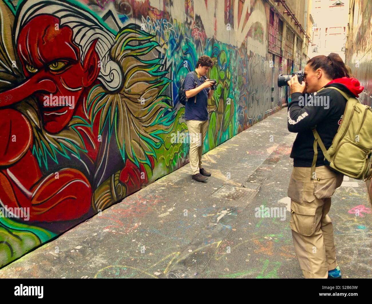 Le persone che assumono le foto in vicolo di arte di strada a Melbourne in Australia - Immagine stock catturata con smartphone