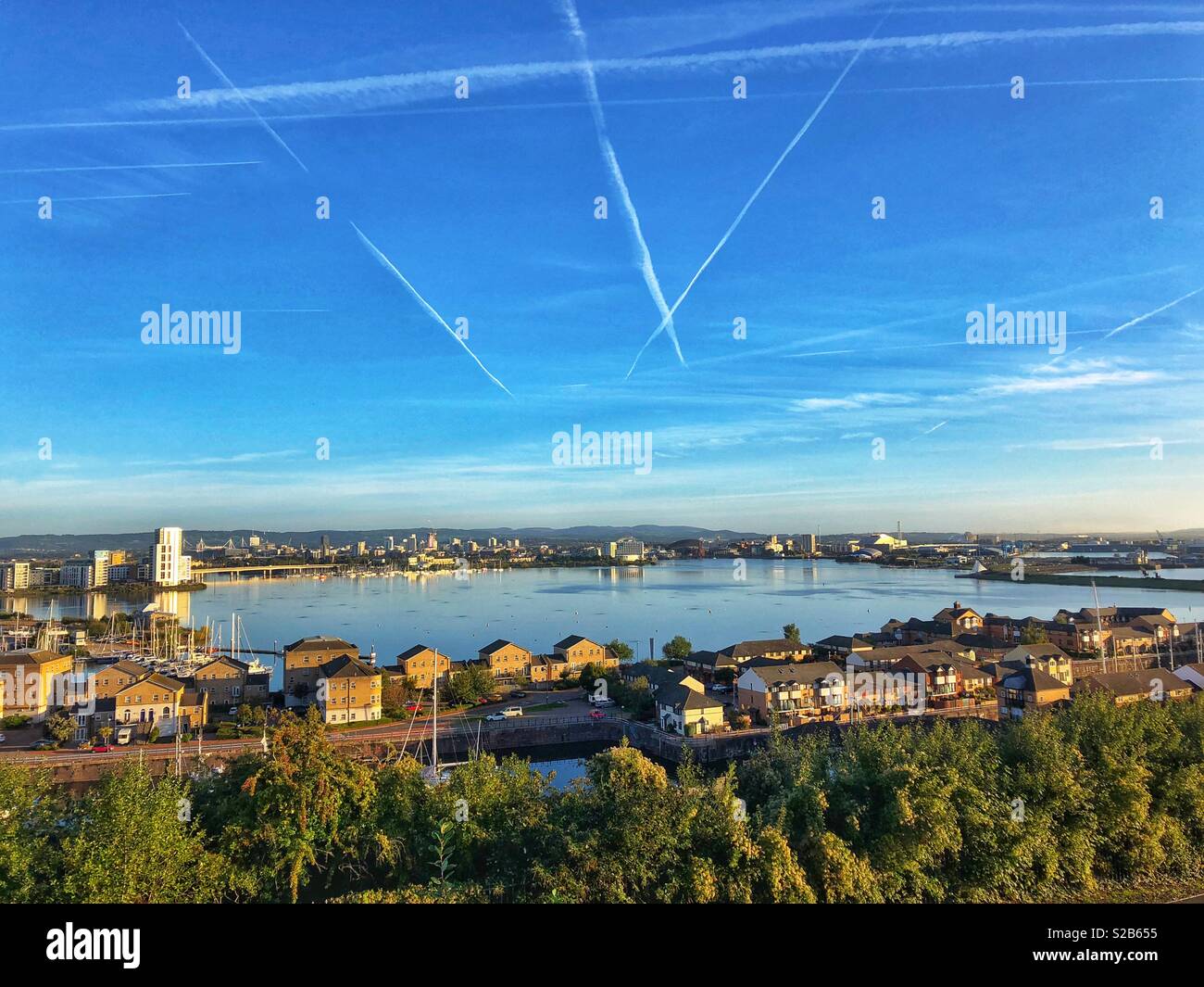 Panoramica della Baia di Cardiff e lo sbarramento, da Penarth heights, Cardiff, Galles. Foto Stock