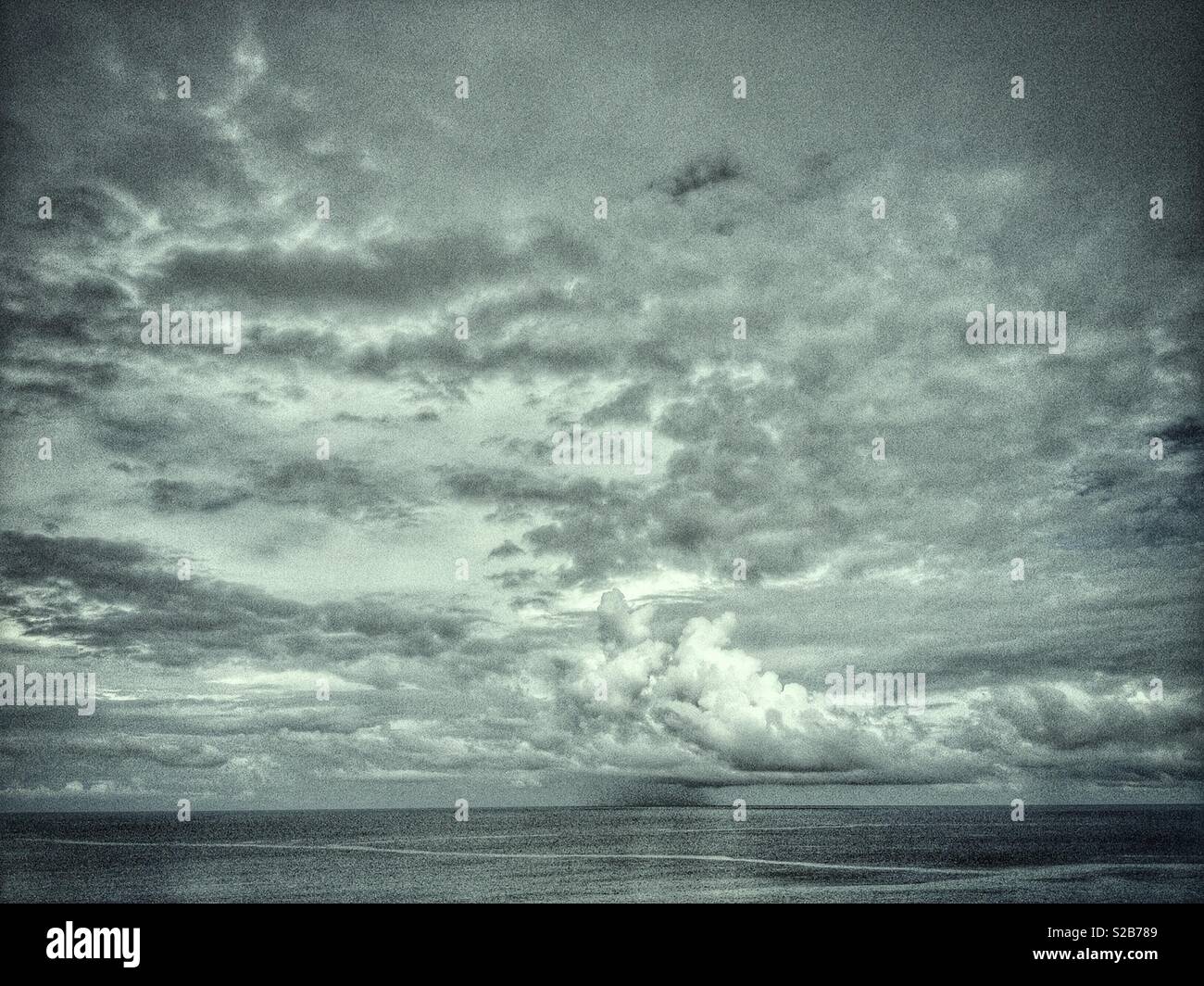 Scroscio di pioggia e nuvole, sul Mare delle Andamane, Thailandia - Immagine stock catturata con smartphone