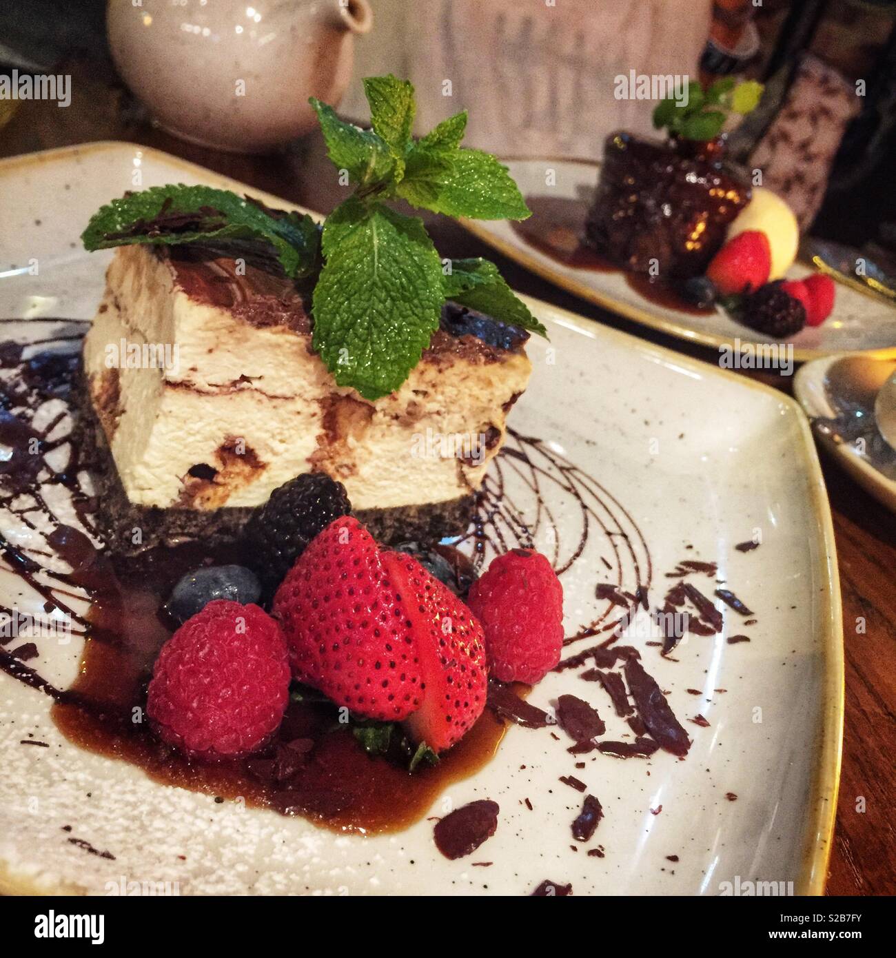 Mars Bar Cheesecake e Spugnosa torta Toffee, dessert a Shoreditch, un British gastro pub-ristorante di stile nella città di Kennedy, Isola di Hong Kong - Immagine stock catturata con smartphone