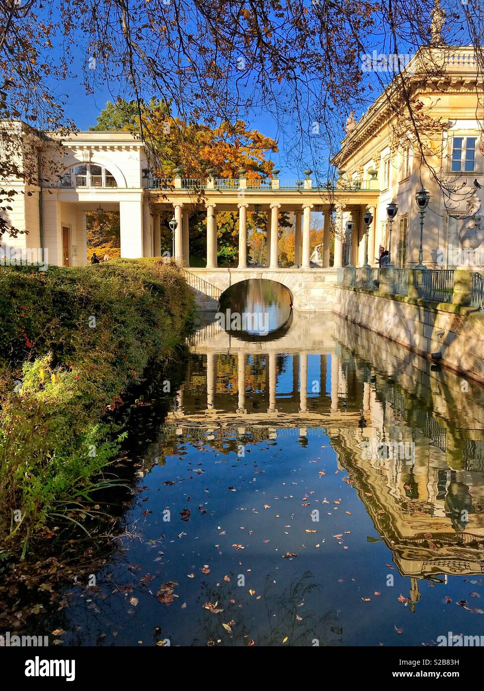 Palazzo Reale con la sua riflessione in acqua durante la stagione autunnale al Parco Lazienki a Varsavia, Polonia Foto Stock