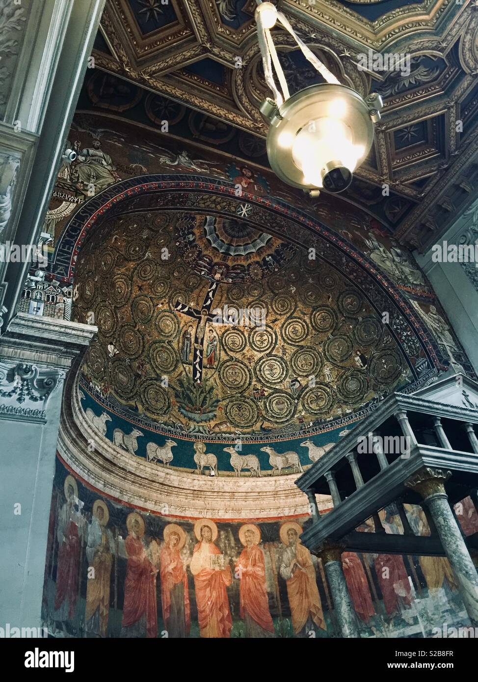 Un secolo XII mosaico absidale di San Clemente al Laterano a Roma, Italia Foto Stock