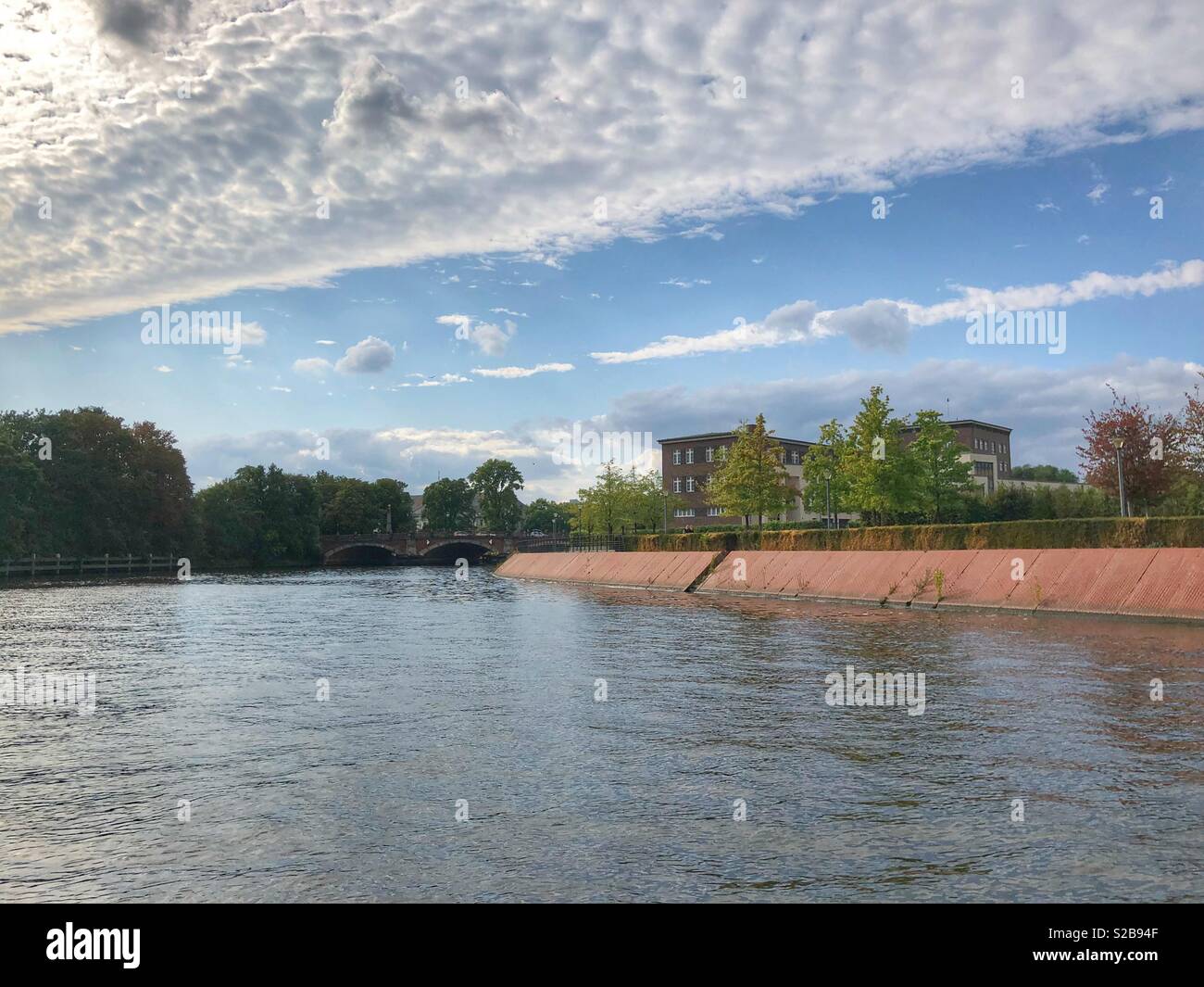 Berlin riverside vista dal fiume Spree cruise Foto Stock