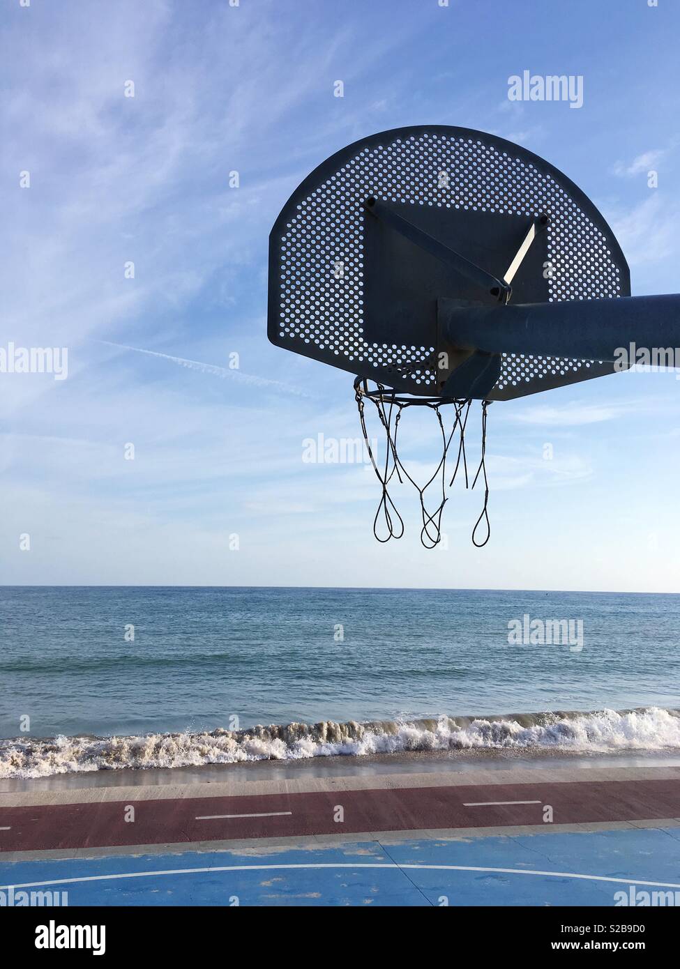 Outdoor Pallacanestro vicino al mare Mediterraneo, Cambrils, Catalogna, Spagna - Immagine stock catturata con smartphone
