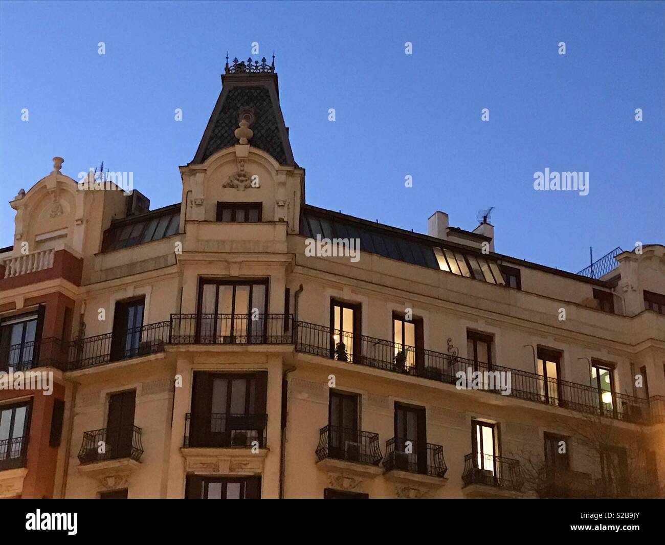 La facciata della casa di lusso, Vista notte. - Immagine stock catturata con smartphone