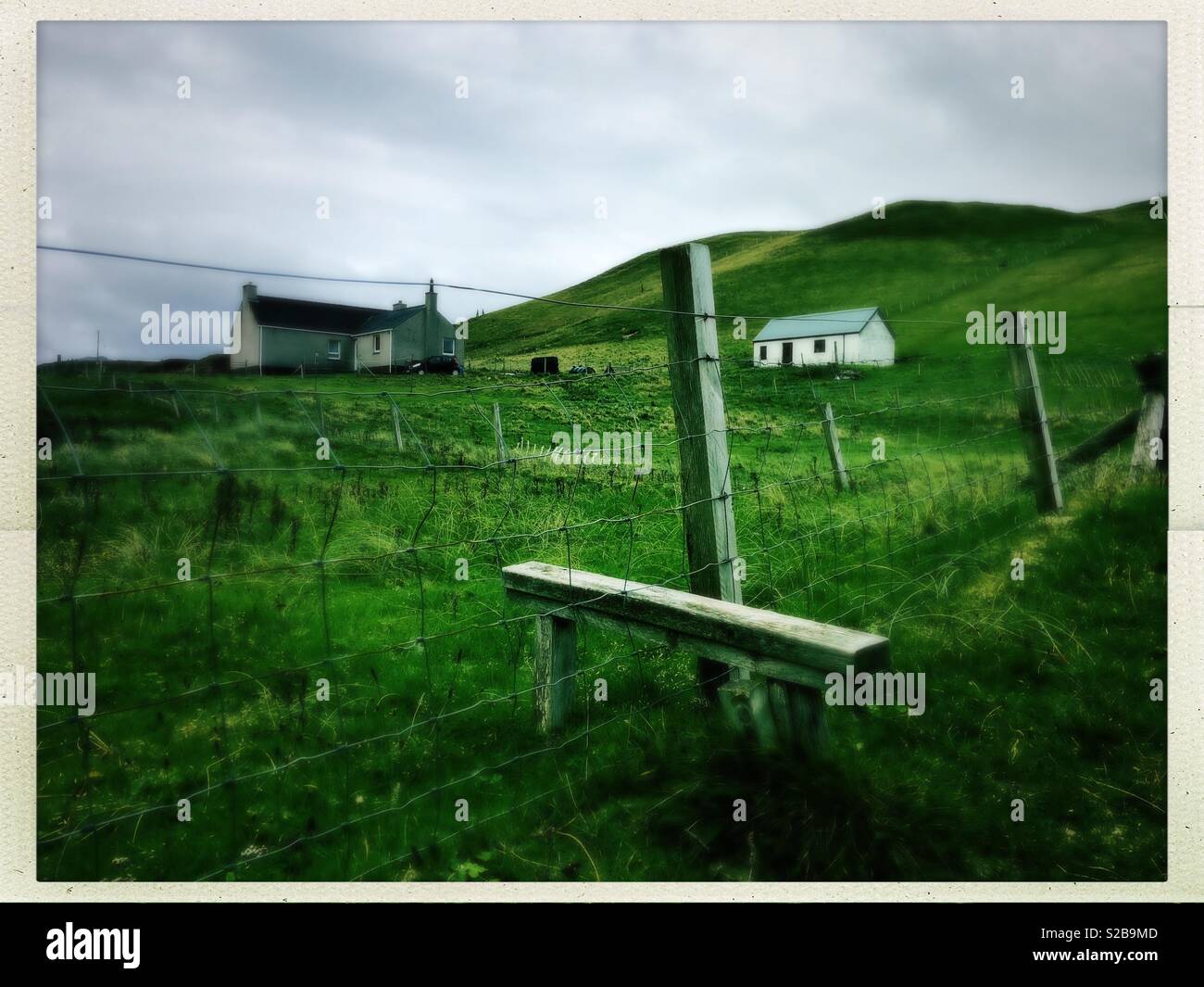 Crofthouse, granaio e stile nel recinto nel Western Isles della Scozia, nel mese di settembre Foto Stock