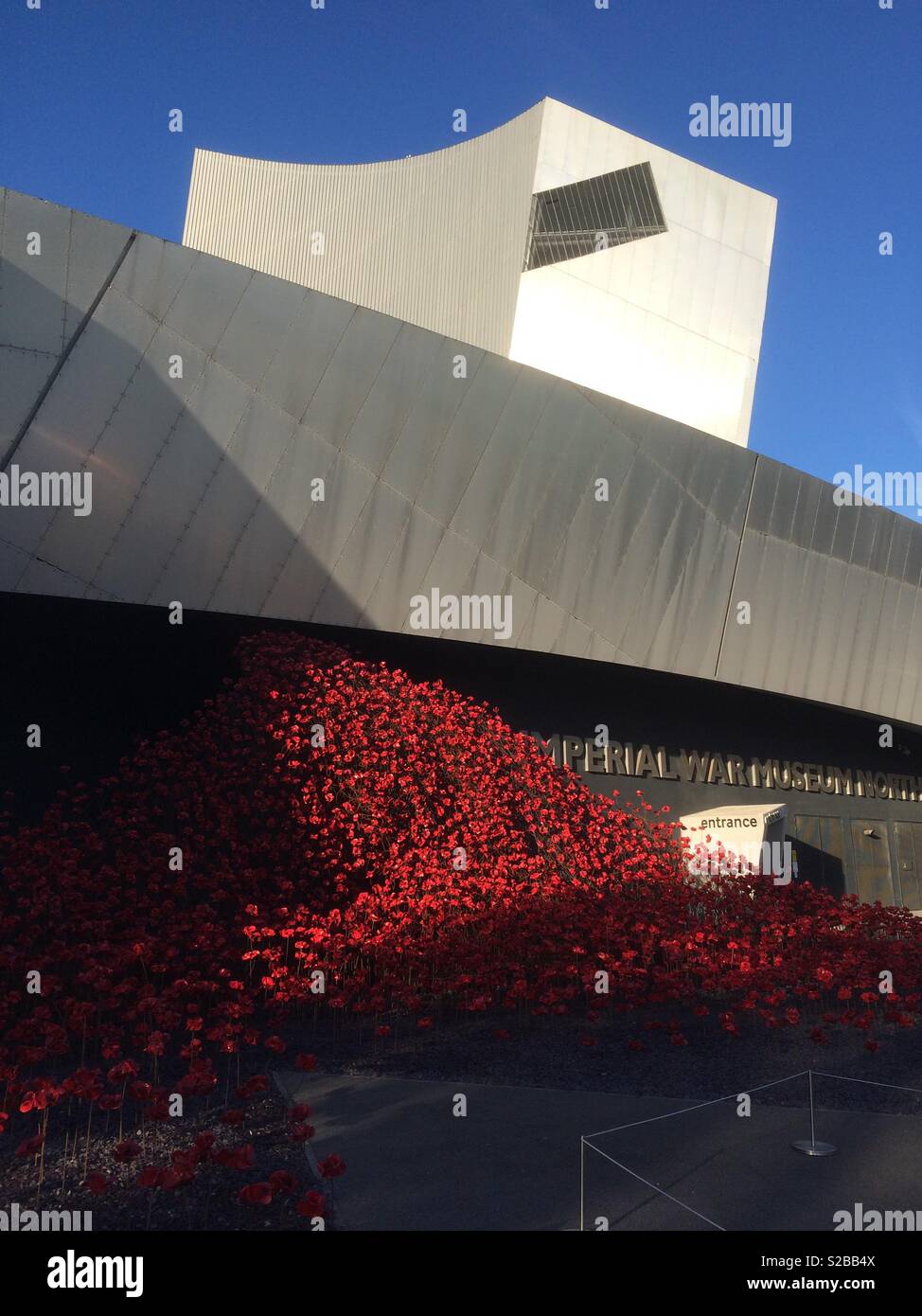 Commemorative papaveri rossi al di fuori del Imperial War Museum North a Manchester. Foto Stock