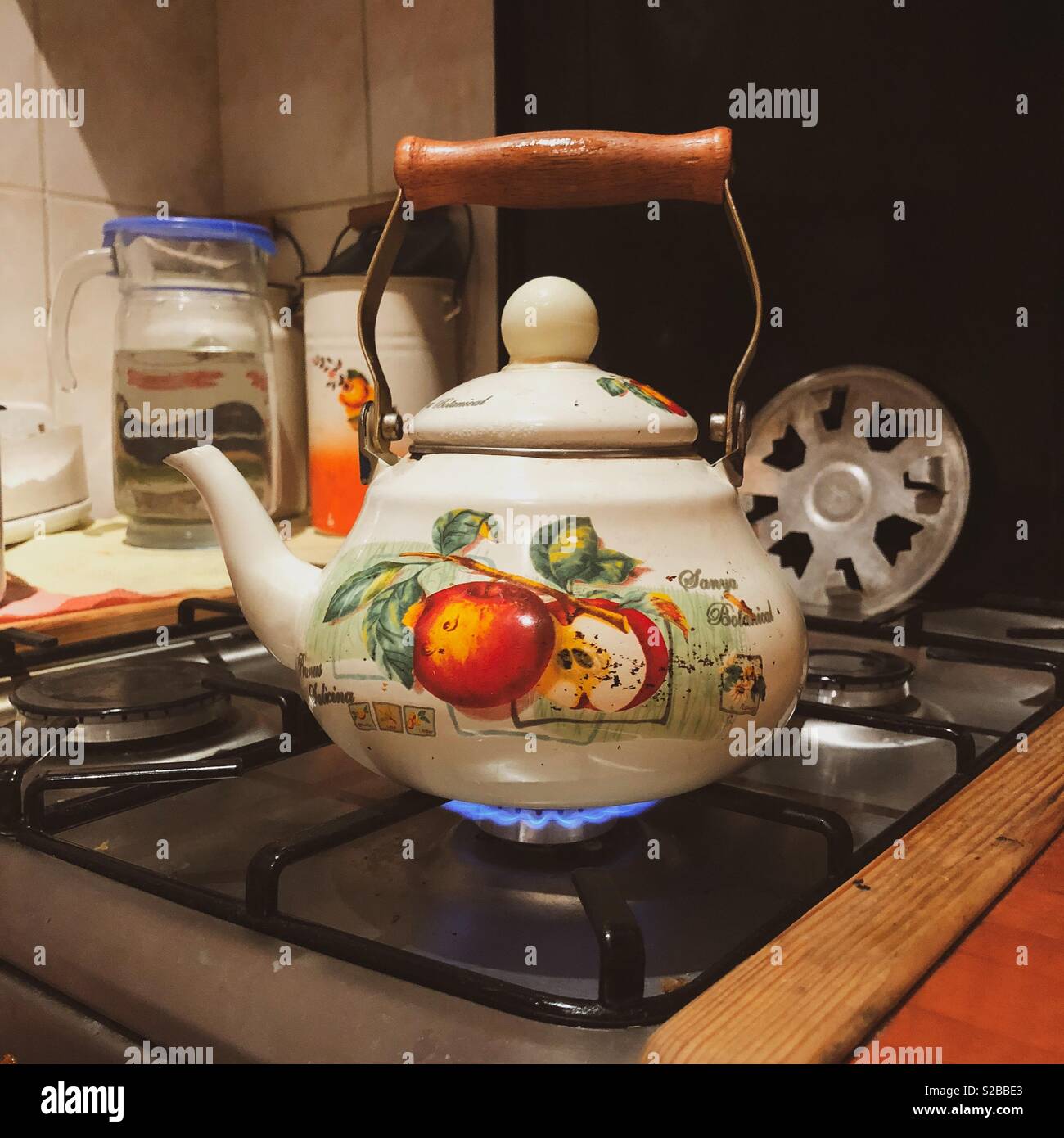 Teapot on gas stove immagini e fotografie stock ad alta risoluzione - Alamy
