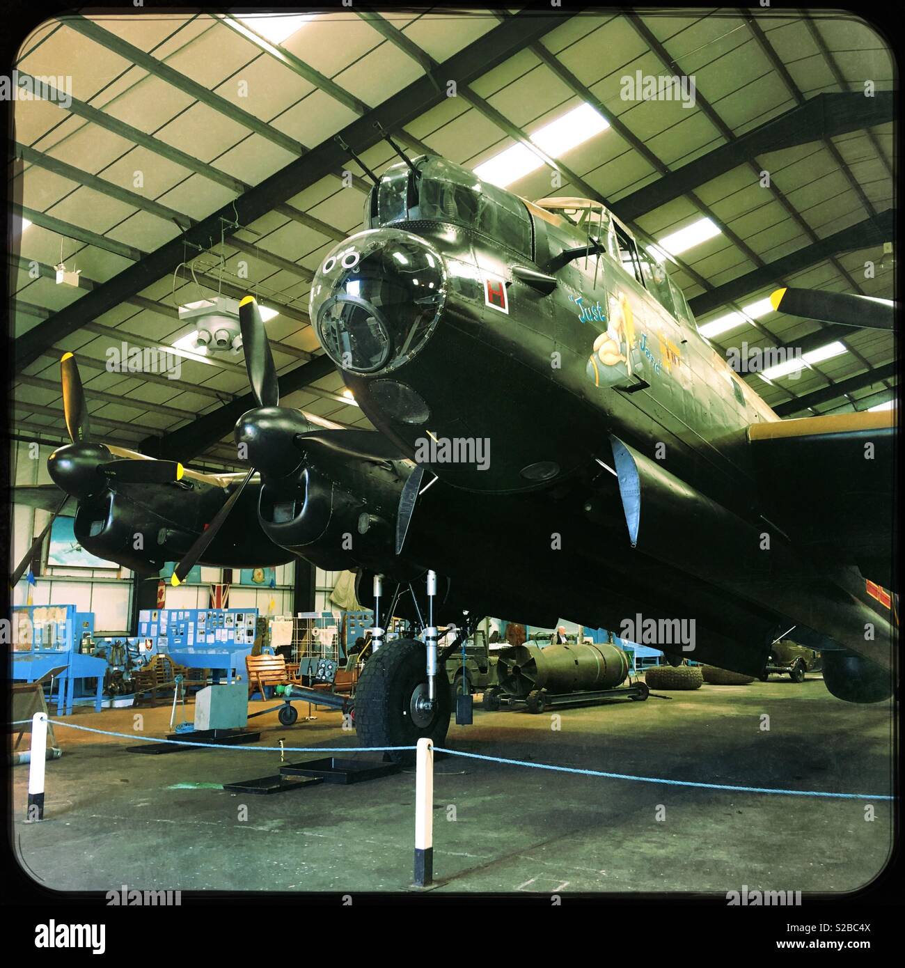 Avro Lancaster B Mk VII, “Just Jane”, aerei da bombardamento. Lincolnshire Aviation Heritage Centre, East Kirkby, Lincs, Regno Unito. Foto Stock