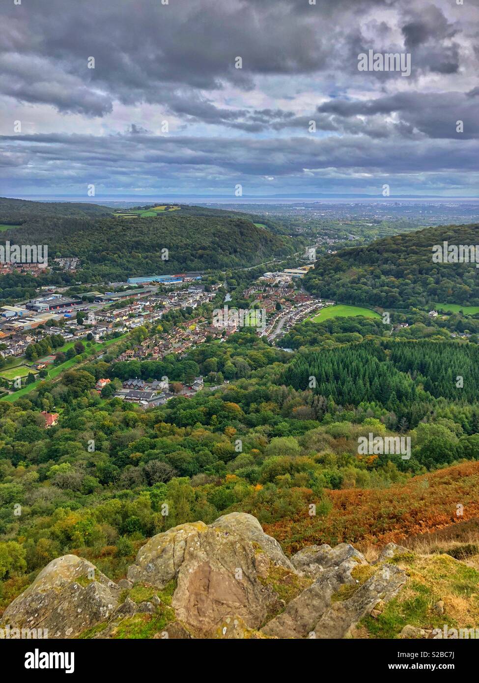 Vista su Cardiff verso il canale di Bristol da Garth mountain, Pentyrch, Cardiff, Galles. - Immagine stock catturata con smartphone