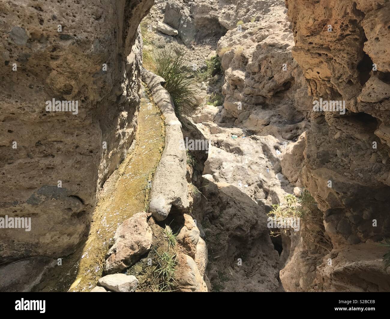 Falaj: man-made via d'acqua lungo la montagna di Oman - Immagine stock catturata con smartphone