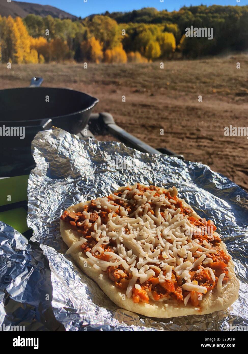 Campfire vegano Pizza - Immagine stock catturata con smartphone