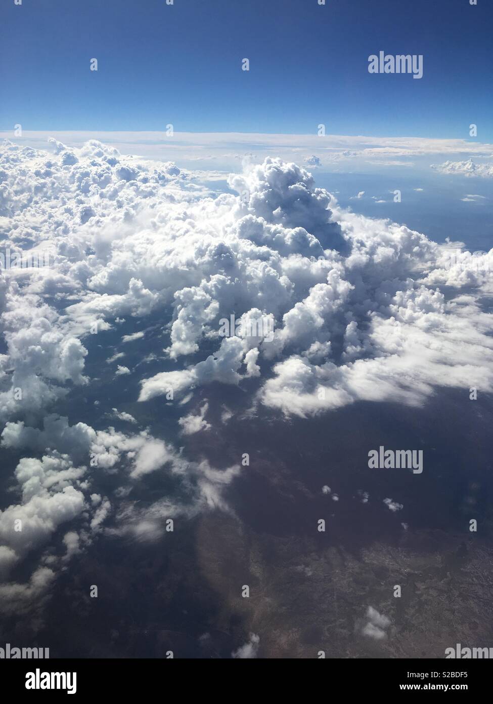 Volare al di sopra delle nuvole in una giornata di sole. - Immagine stock catturata con smartphone