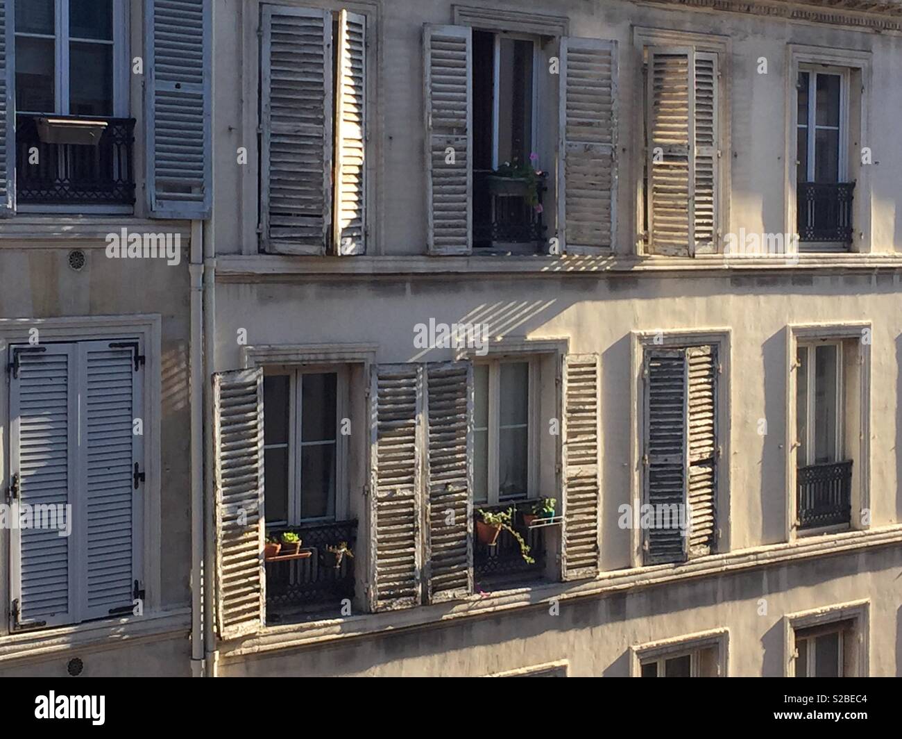 Aprire e persiane chiuse su windows su appartamenti in Parigi Foto Stock