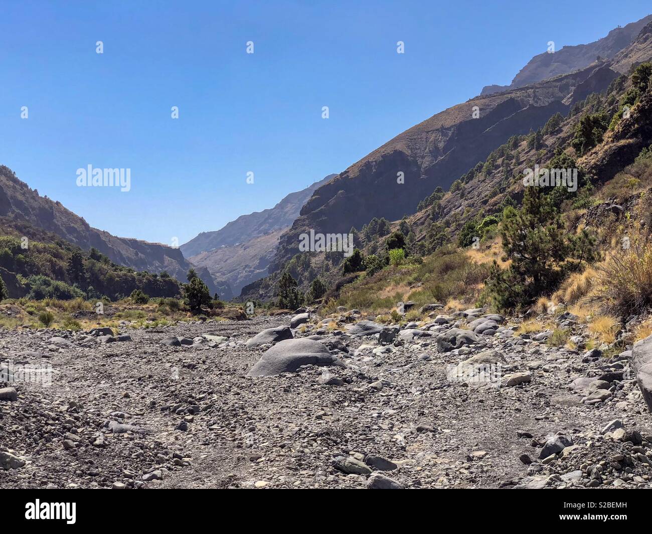 Asciugato il letto del fiume che conduce lontano dal cratere di esplosione della Caldera de Taburiente, La Palma, Spagna Foto Stock