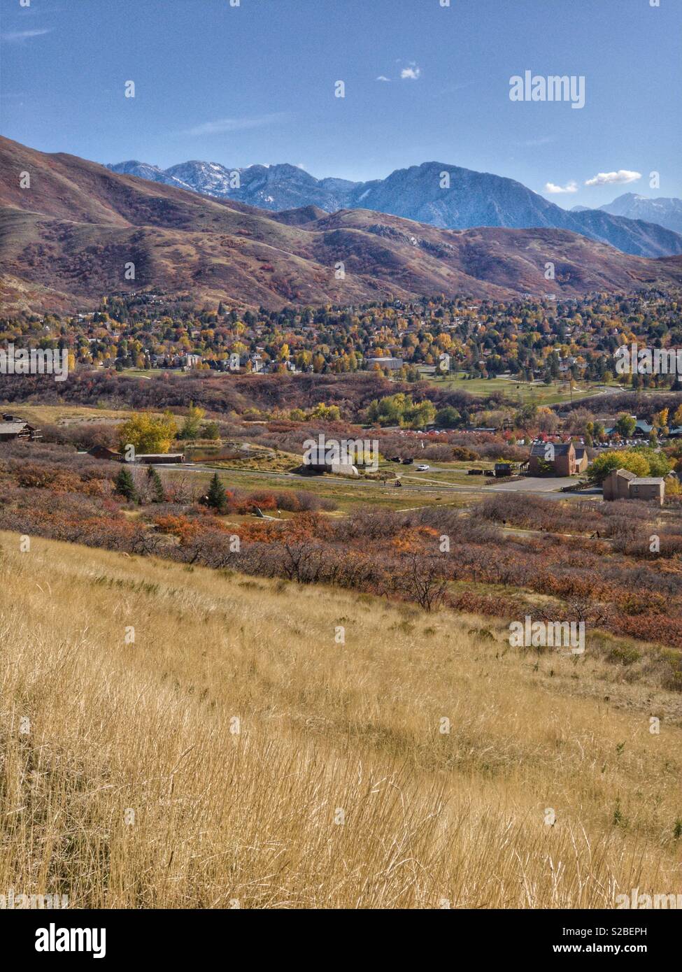 Vista sulle montagne con i colori autunnali a Salt Lake City, Utah Foto Stock