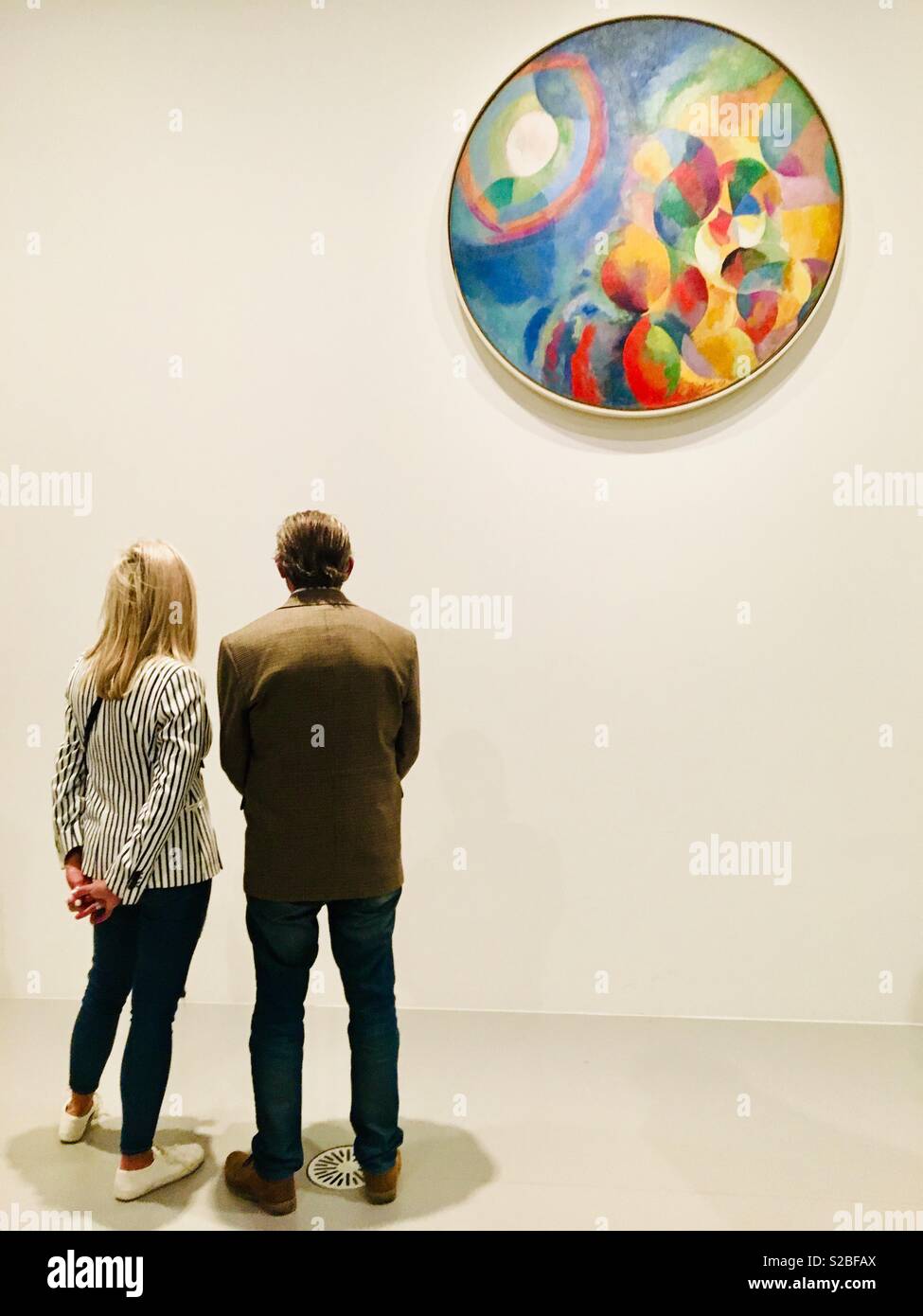 Giovane guardando artwork da Robert Delaunay Foto Stock