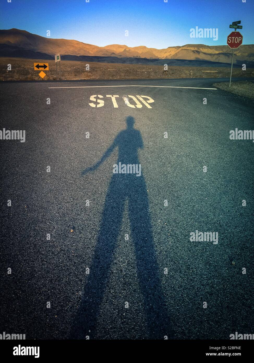 Anonimo silhouette persona ombroso di fronte ad un simbolo di arresto - Immagine stock catturata con smartphone