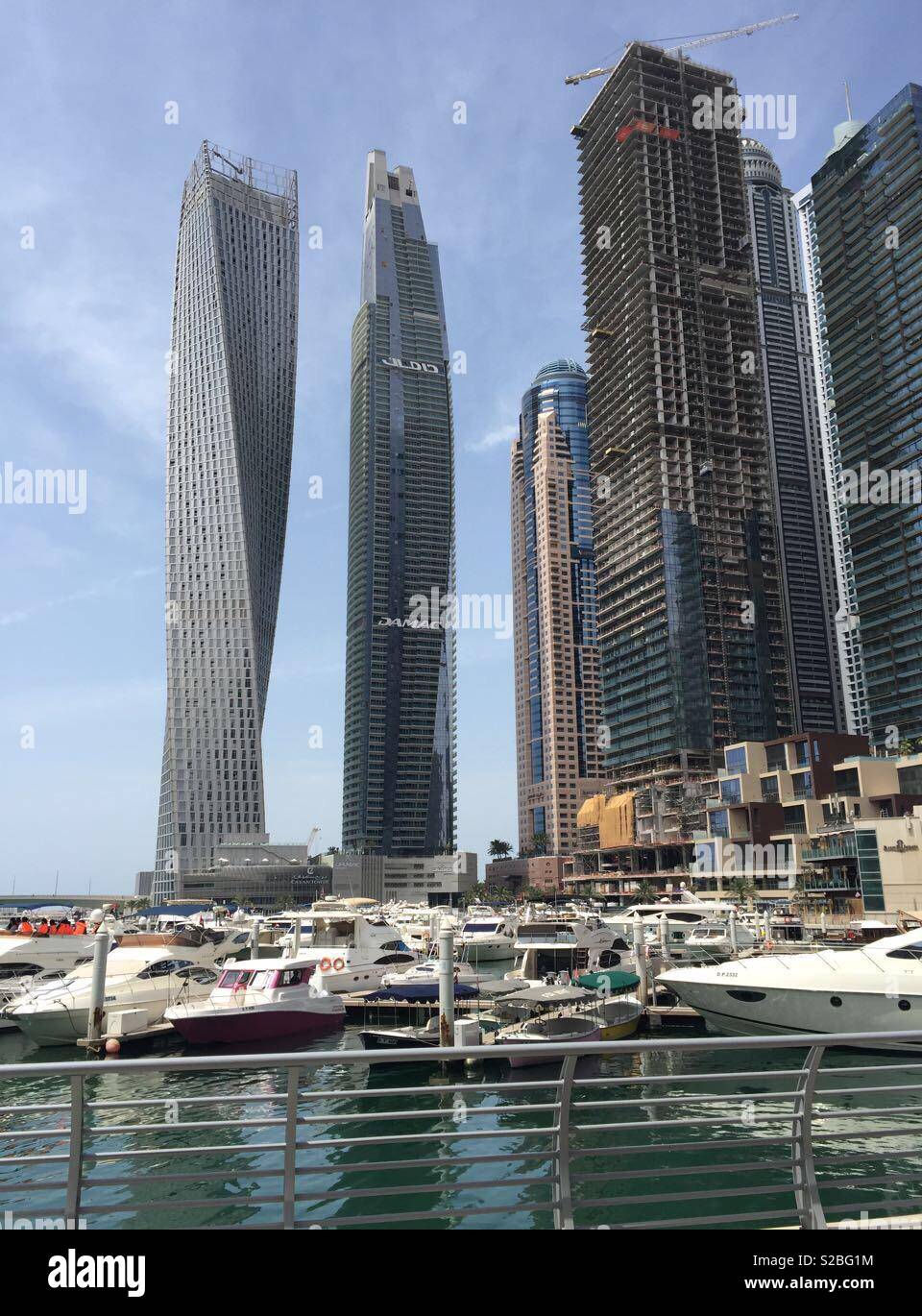 Edifici in costruzione, porticciolo di Dubai OAE, yacht di Dubai Foto Stock