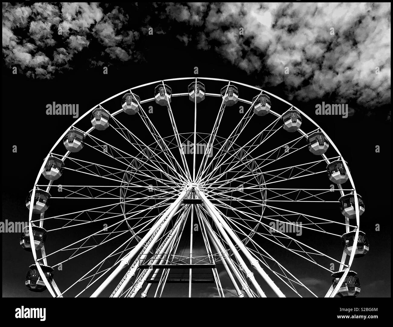 Una ruota panoramica Ferris a una fiera. Il cielo è scuro - è giorno o notte? Credito foto - © COLIN HOSKINS. - Immagine stock catturata con smartphone