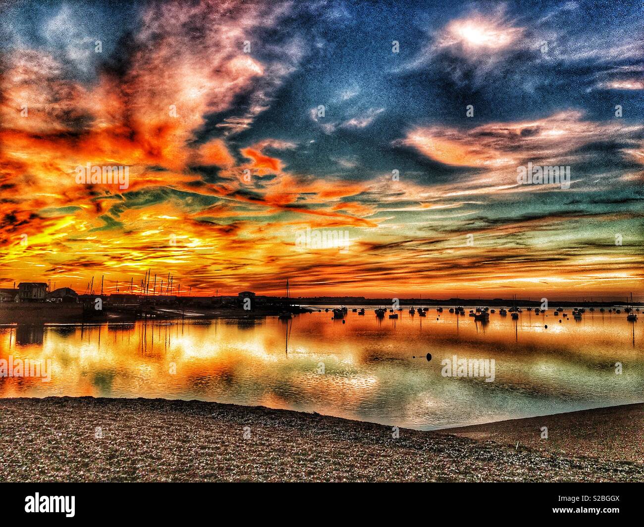 Tramonto sul fiume Deben, dal traghetto Bawdsey guardando verso Felixstowe Ferry, Suffolk, Inghilterra. Foto Stock