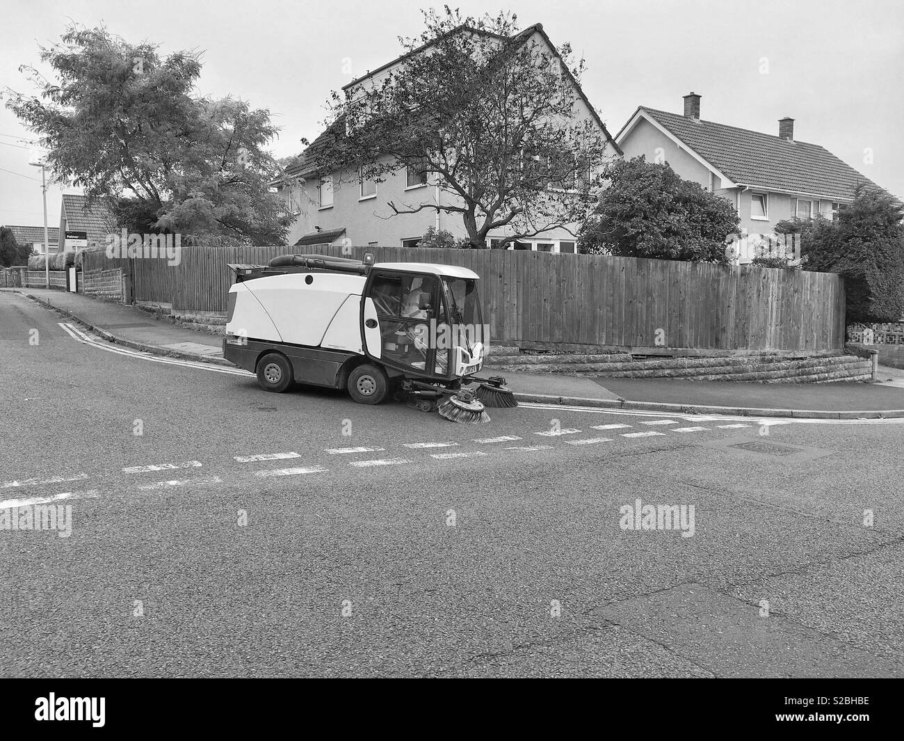 Spazzamento strade in Worle, Weston-super-Mare, Regno Unito Foto Stock