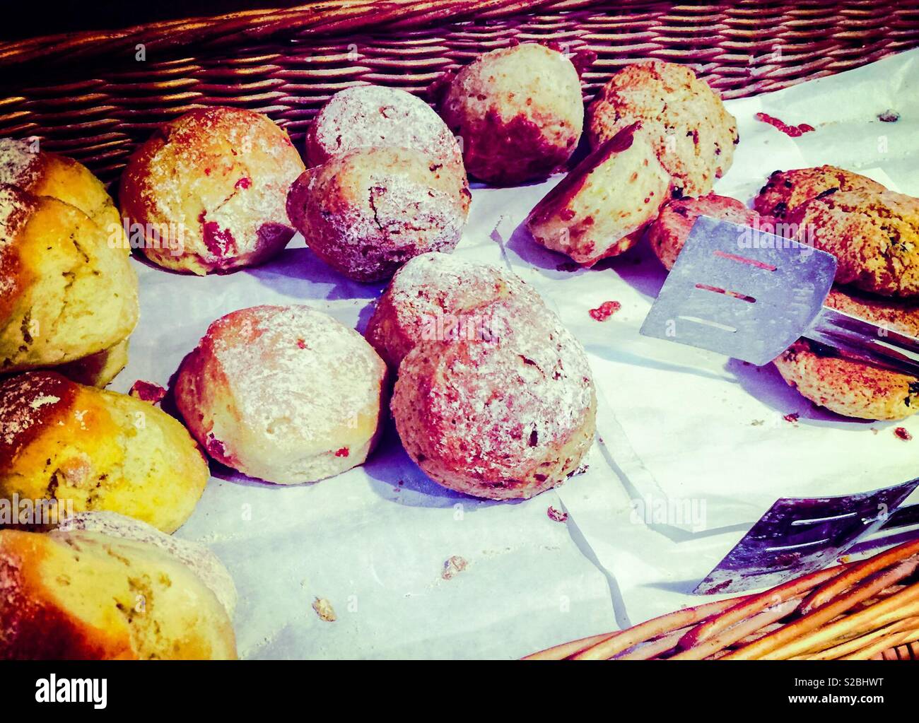 Cesto di focaccine fatte in casa Foto Stock