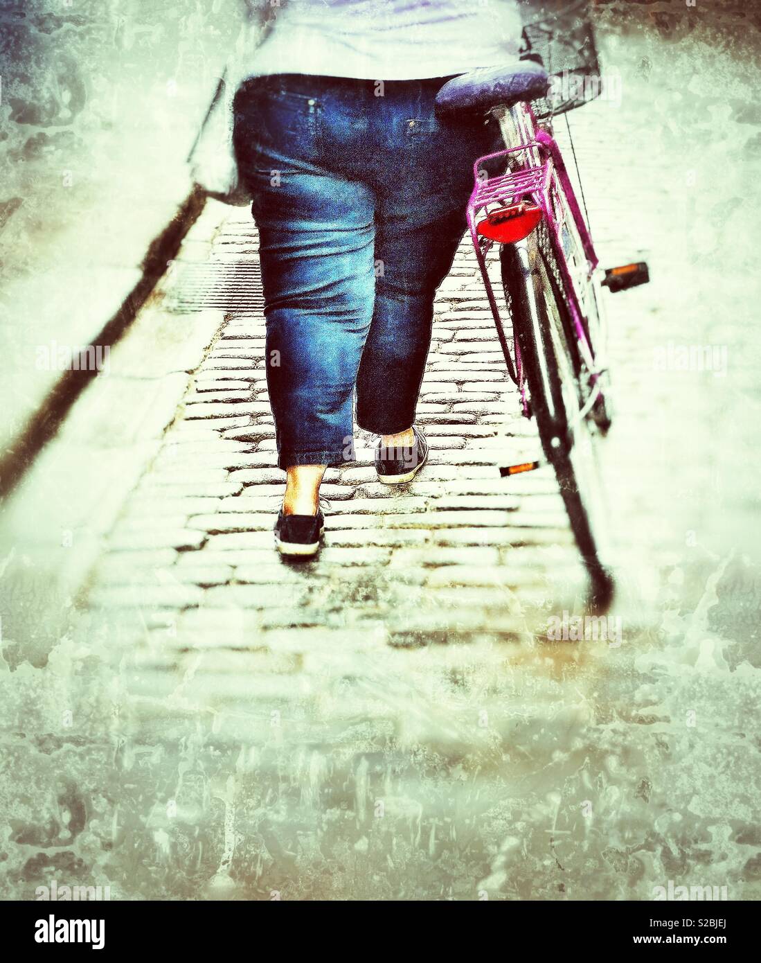 Il sovrappeso donna obesa spingendo bike collina di ciottoli, Stoccolma, Svezia Foto Stock