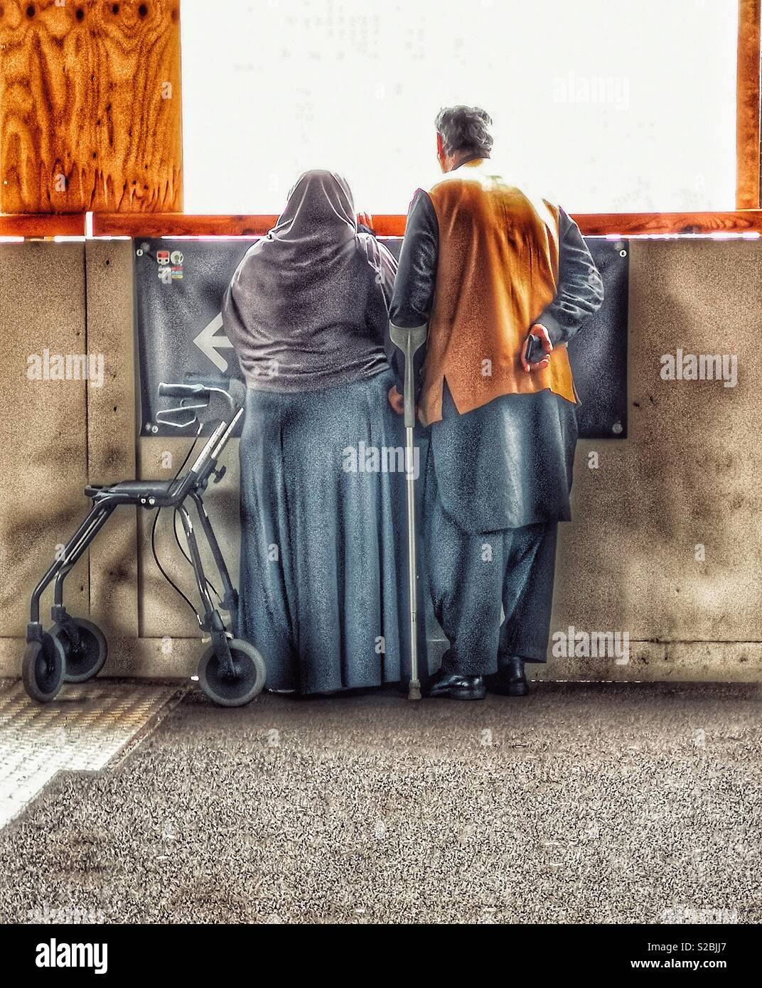 Musulmani Senior l uomo e la donna in piedi insieme con Zimmer telaio e bastone da passeggio, Svezia - Immagine stock catturata con smartphone