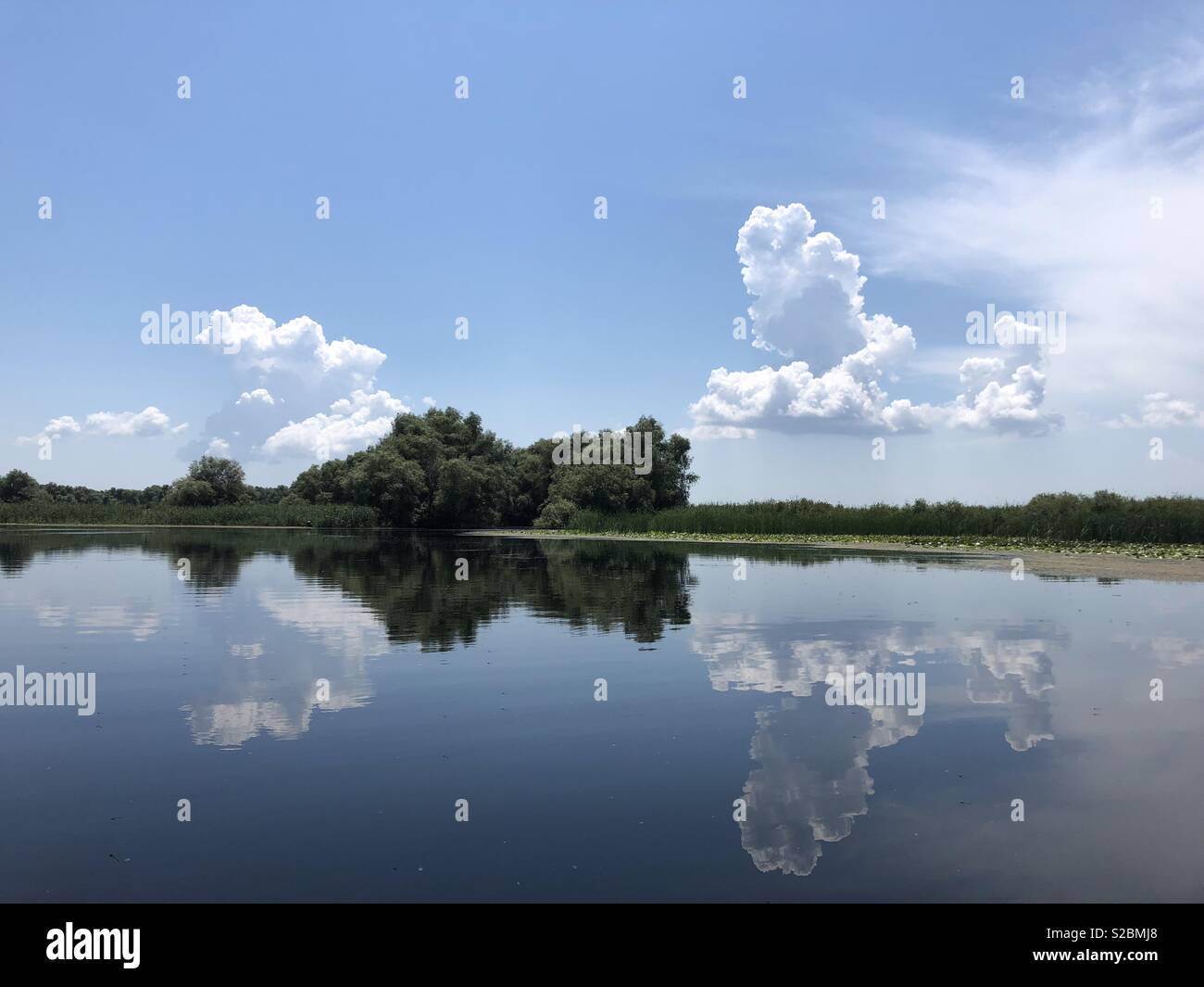Il Delta del Danubio fiume estivo perfetto nuvole del cielo specchi Foto Stock