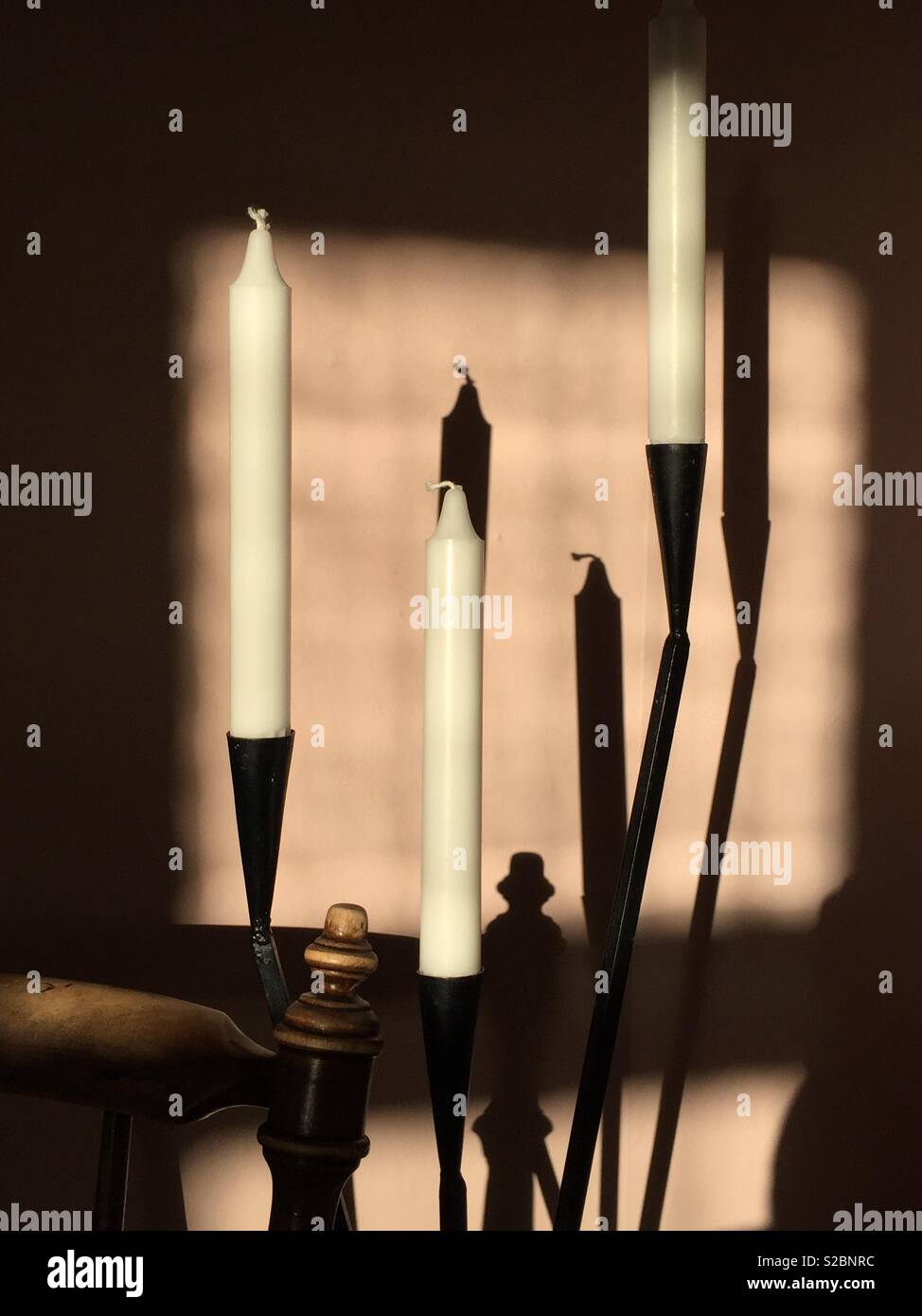 Candele e ombre - Immagine stock catturata con smartphone