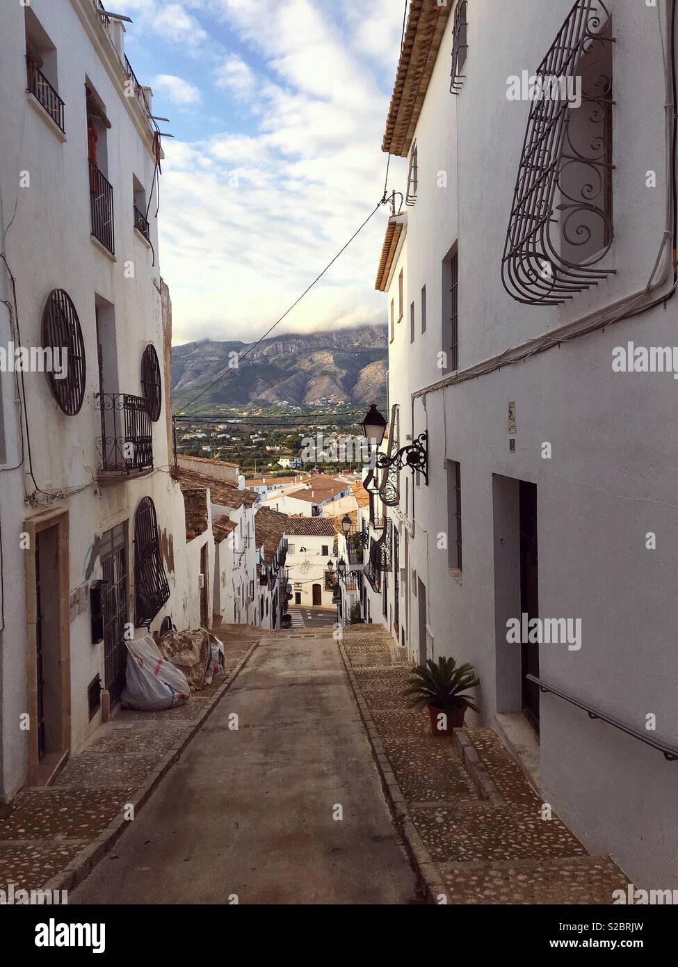 Strada di Altea Città Vecchia con la Sierra de Bernia in background, Altea, Costa Blanca Spagna. Foto Stock