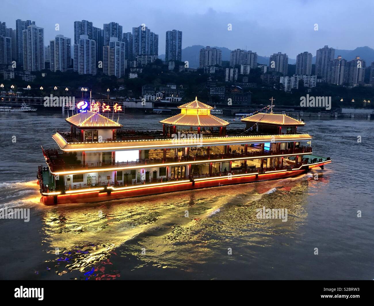 Cena in barca crociera sul Fiume Yangtze in prossimità di Chongquing Foto Stock