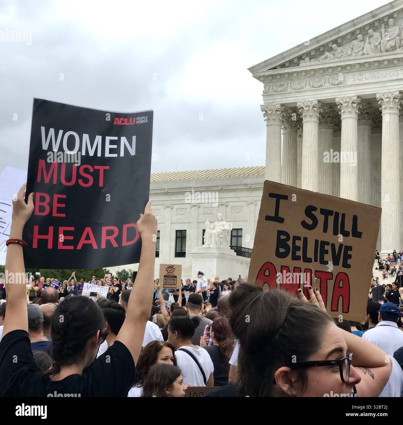 Ottobre 6, 2018 #StopKavanaugh Washington, DC donna marzo contro la nomina di Brett Kavanaugh per la Suprema Corte di giustizia. Foto Stock