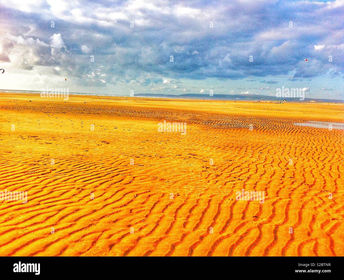 Dove il sole incontra la montagna, vediamo che la luminosità finisce sempre  nell'oscurità. Girato al lago blu rotorua, nuova zelanda Foto stock - Alamy