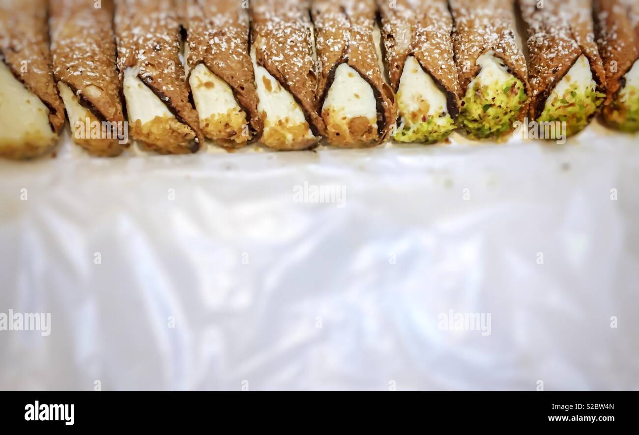 Gruppo di deliziosi cannoli siciliani - Immagine stock catturata con smartphone