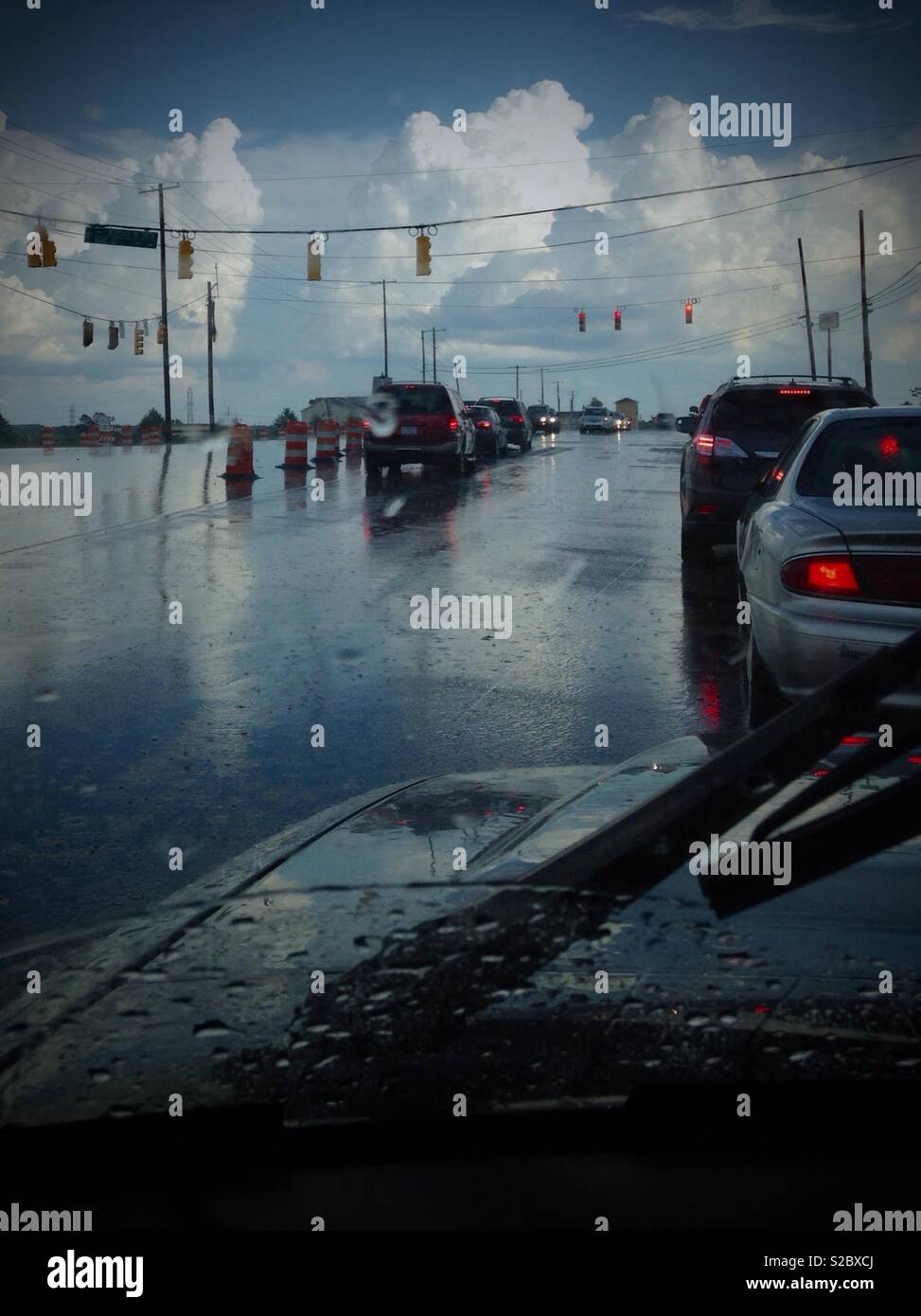 Grays predominano nella foto del traffico, autostrada, e luce segnale sotto la pioggia- Foto Stock