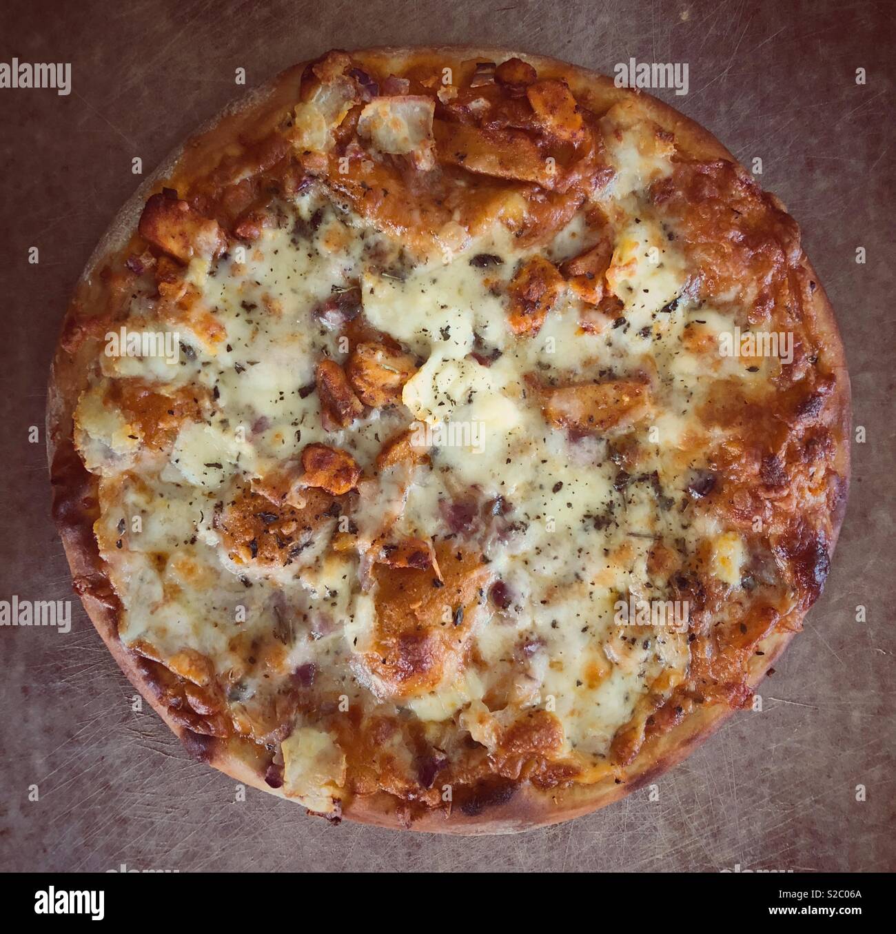 Il burro chicken pizza piatto vista laici - Immagine stock catturata con smartphone