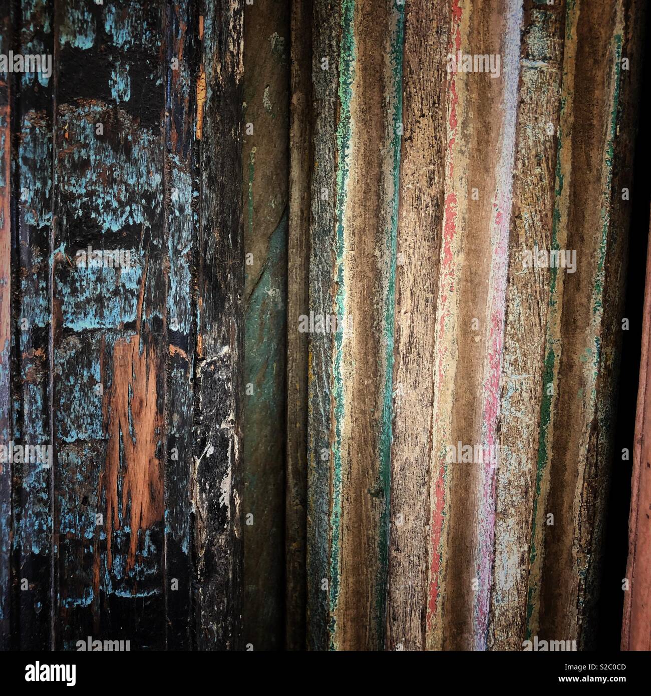 Primo piano di colonne architettoniche il Ohmega salvage yard cantiere a Berkeley, California. - Immagine stock catturata con smartphone