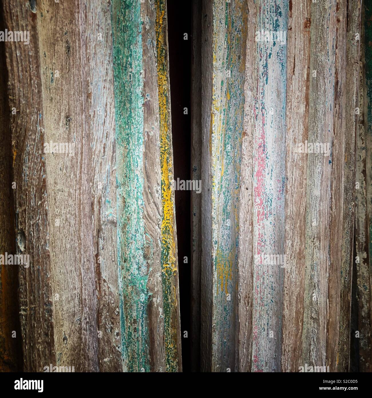 Dettaglio del dipinto di colonne di legno trovate a Ohmega Salvage di Berkeley, in California. - Immagine stock catturata con smartphone