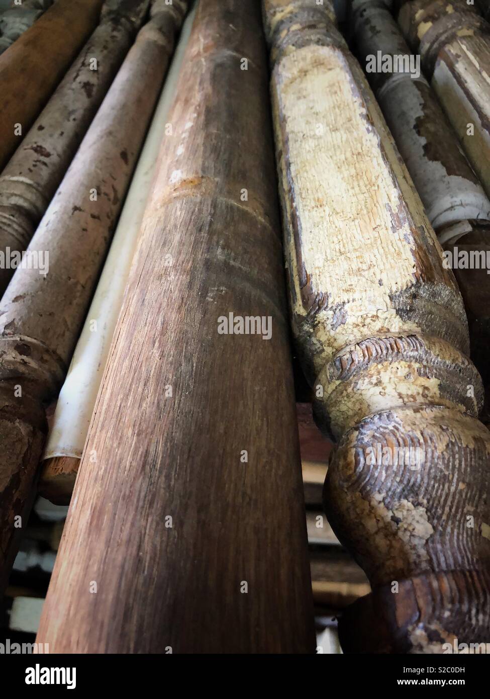 Legno di antiquariato mandrini trovato alla Ohmega Salvage di Berkeley, in California. - Immagine stock catturata con smartphone