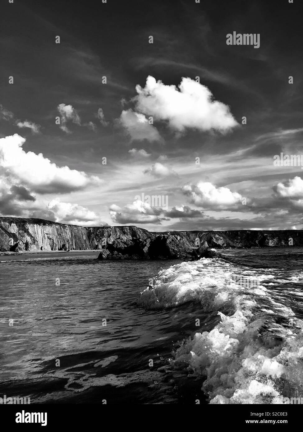 Rottura d'onda sulla Marloes beach, Pembrokeshire, West Wales, Settembre. Foto Stock