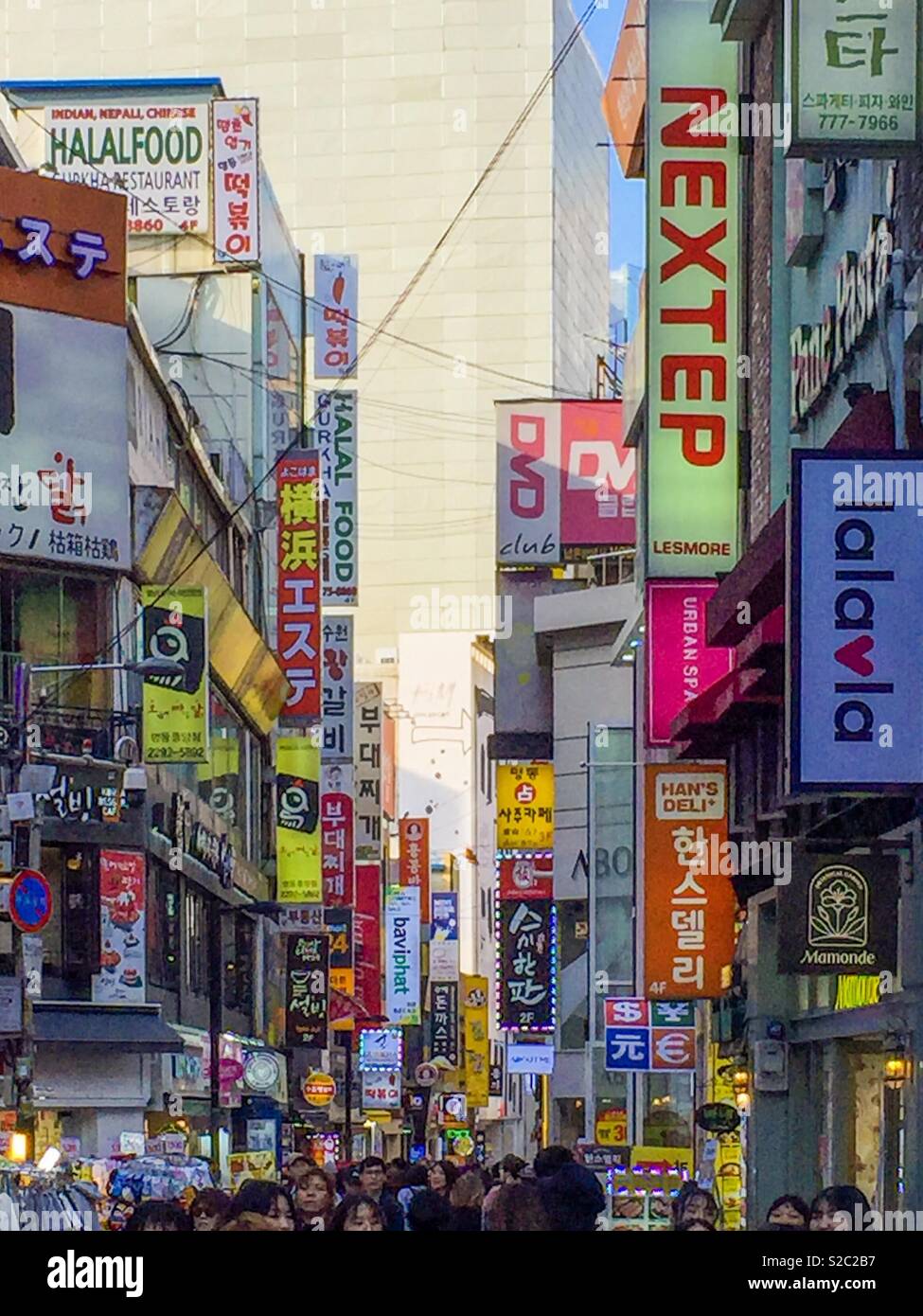 Negozi in a Myeongdong a Seul, in Corea del Sud. Foto Stock